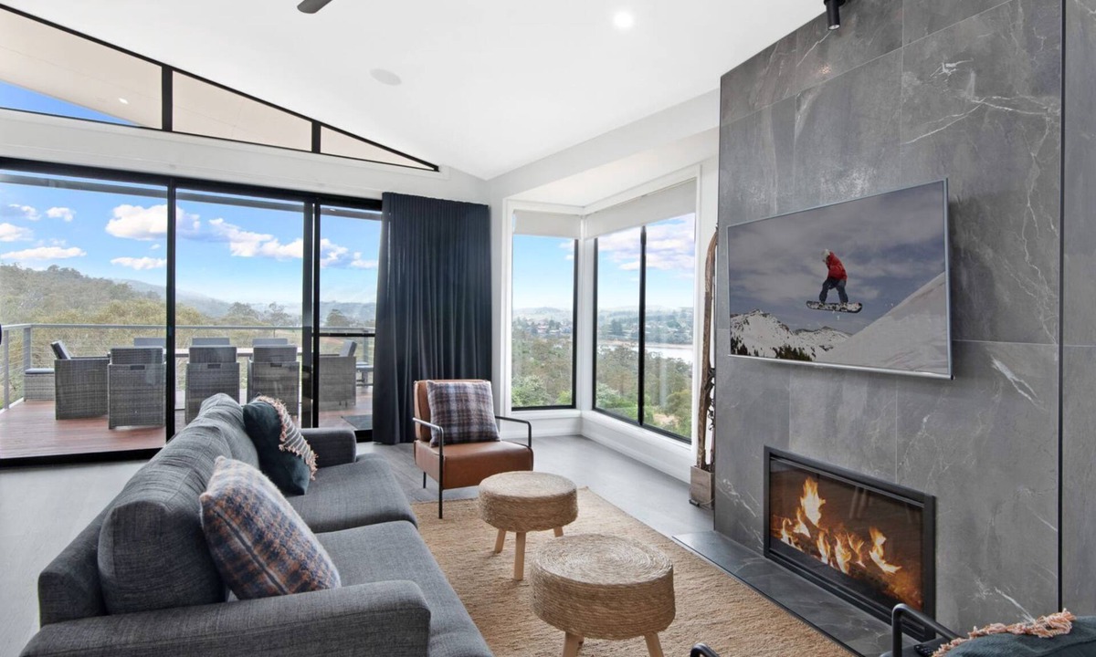 East Jindabyne House | Black Diamond Retreat - Luxury 3BR Home l Lake Views l Fire Pit l WiFi l Bath
