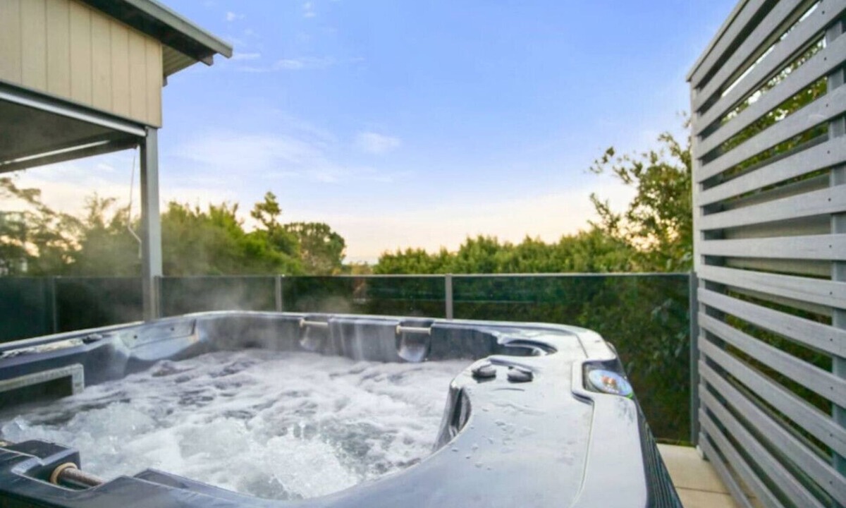 Vincentia House | Blenheim Beauty - 3 Bdrm Home with Spa