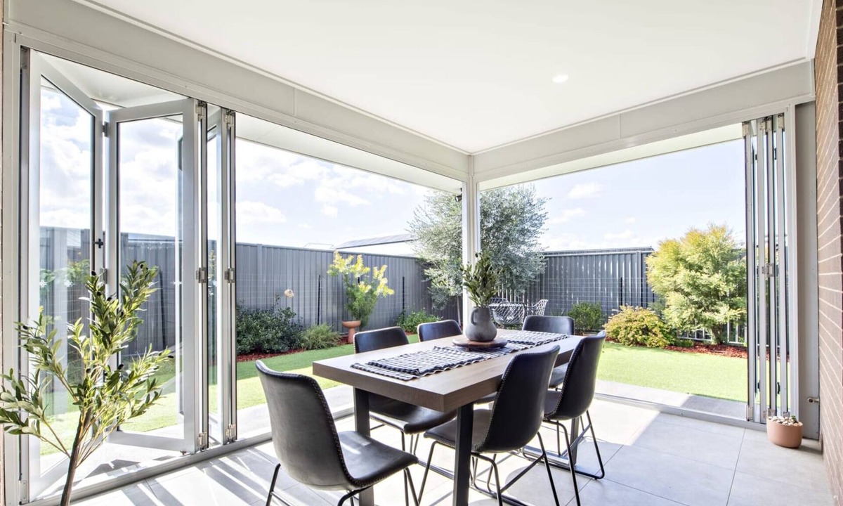 Dubbo House | Bradford House - Sleek & Modern, Serene Escape