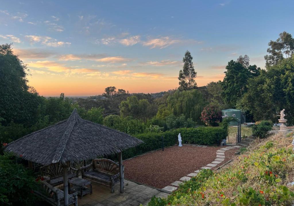 Kelmscott Ski Chalet | Bright & Beautiful Home On The Hills!