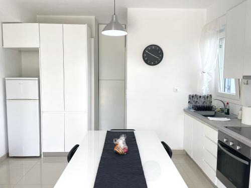Paleopolis Apartment | Bright & Cozy Home, 5 mins to Andros Town