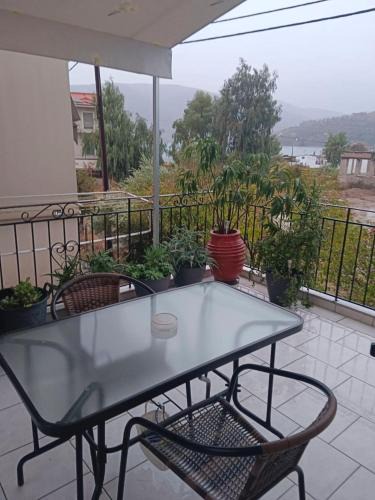 Itea House | Bright Seaside Apartment, Itea