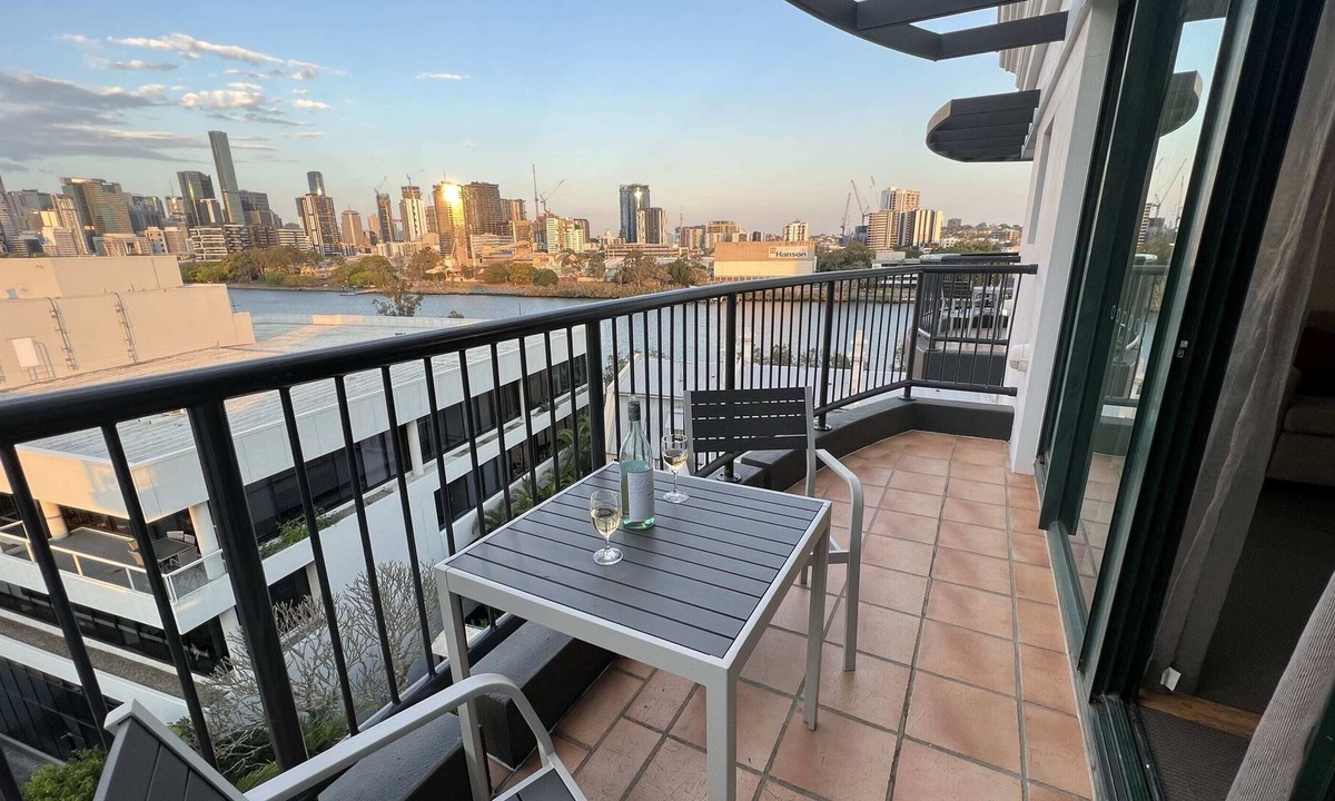Milton Apartment | Brisbane Top Floor /River Views Near Suncorp Stadium