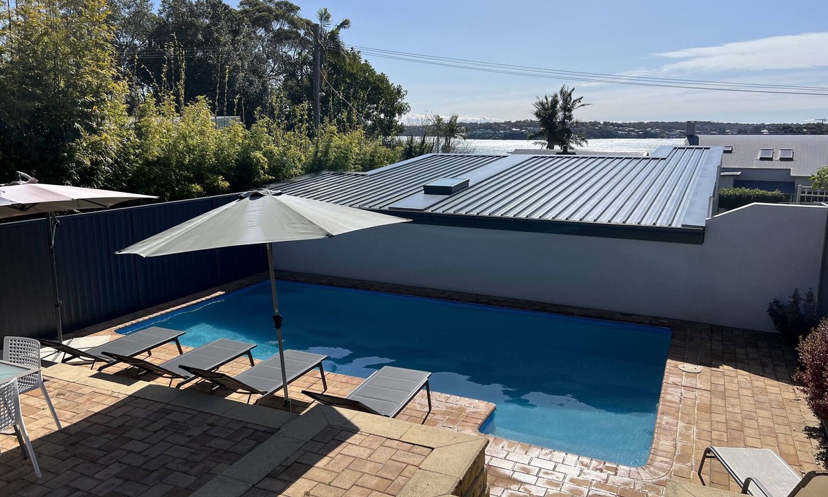 Bundeena House | Bundeena Base Art House, Sea View with Solar Heated Pool