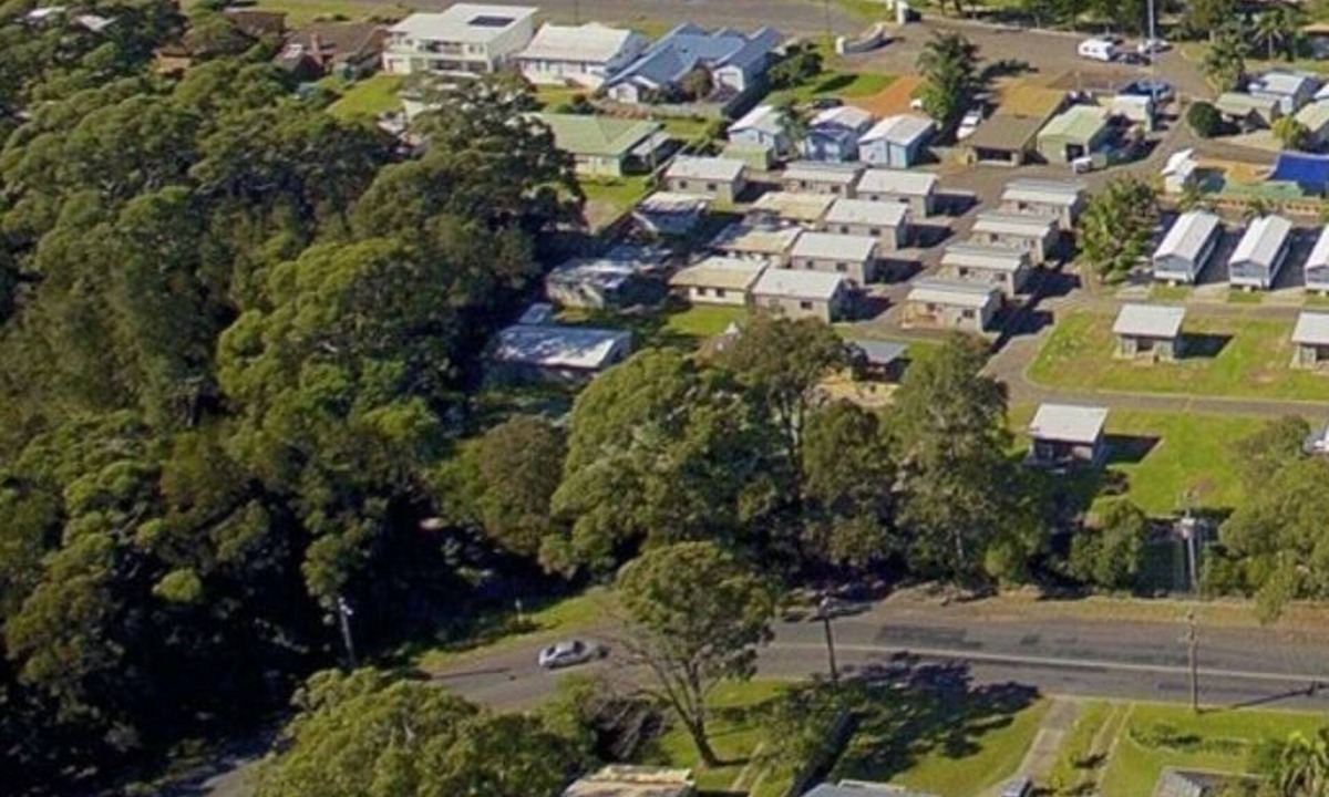 Huskisson House | Burrill's Cedar Cottage - Walking Distance to Water