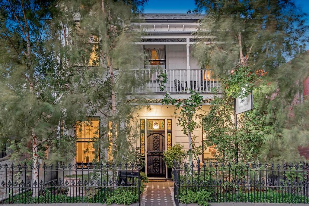 Williamstown House | Captains Retreat Apartments and Cottages