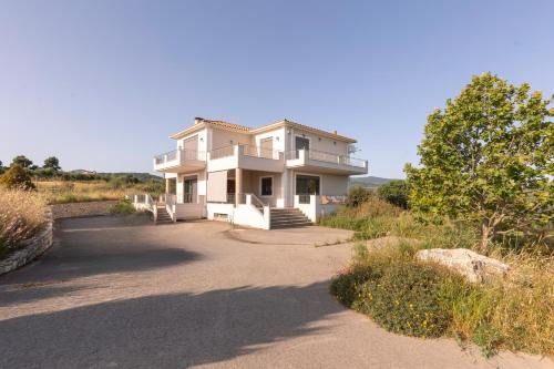 Trifylia Villa | Captivating 3 BR Villa 360º Sea & Mountain Views - Near Kyparissia, Messinias