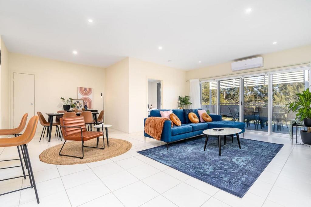 Lyneham Apartment | Captivating 3BR 2BA APT close to Shopping - Hosted by Canstay