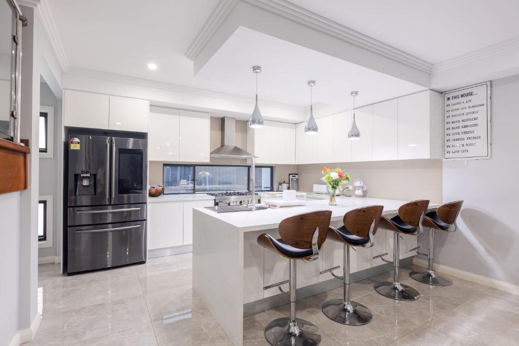 Edmondson Park House | Captivating 5BR Pet Friendly Home with Fully Fully Equiped Kitchen And Fast WIFI
