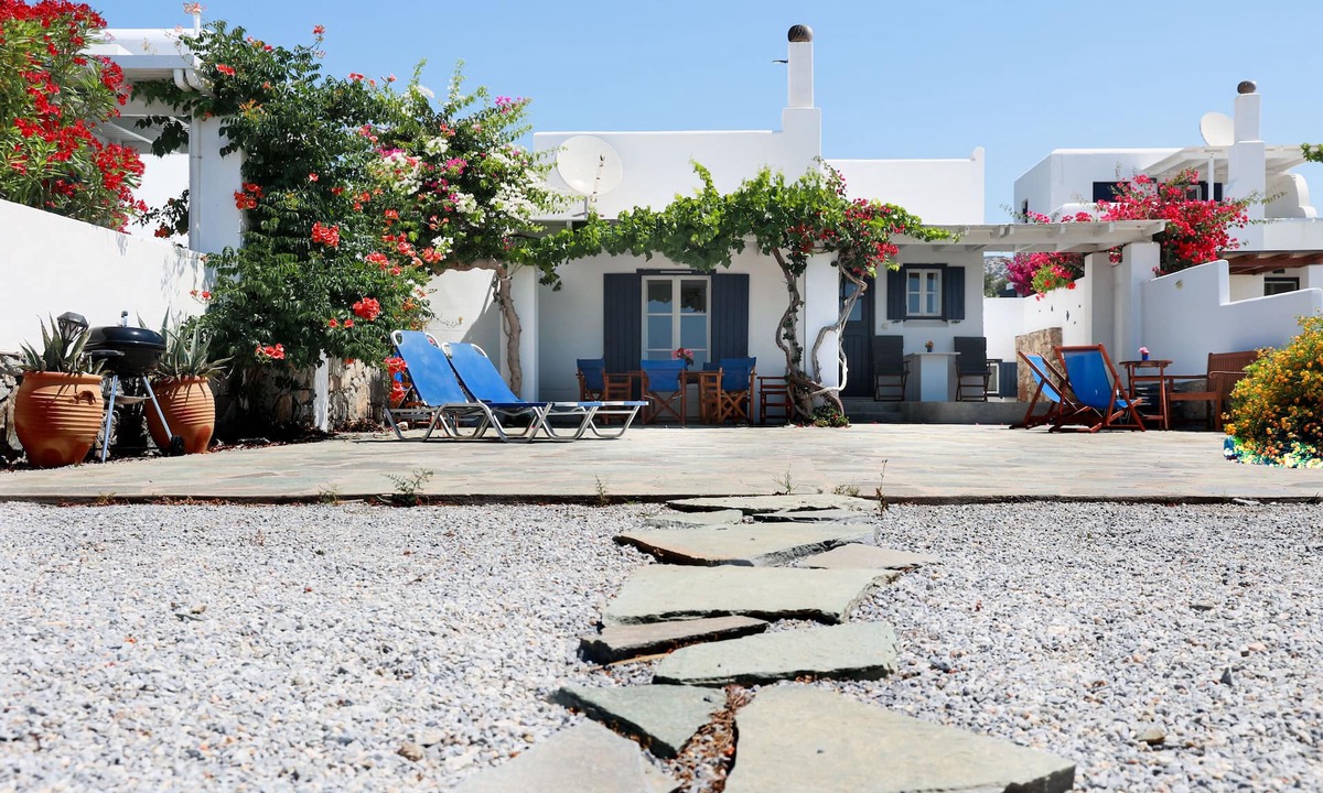 Kastraki House | Care Naxos Family home with 3 bedrooms approximately 60m from Kastraki beach