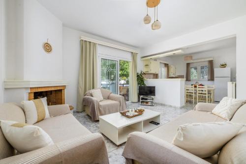 Stafylos Apartment | Casa Mia Skopelos - Spacious 3-Bedroom House near Stafylos Beach