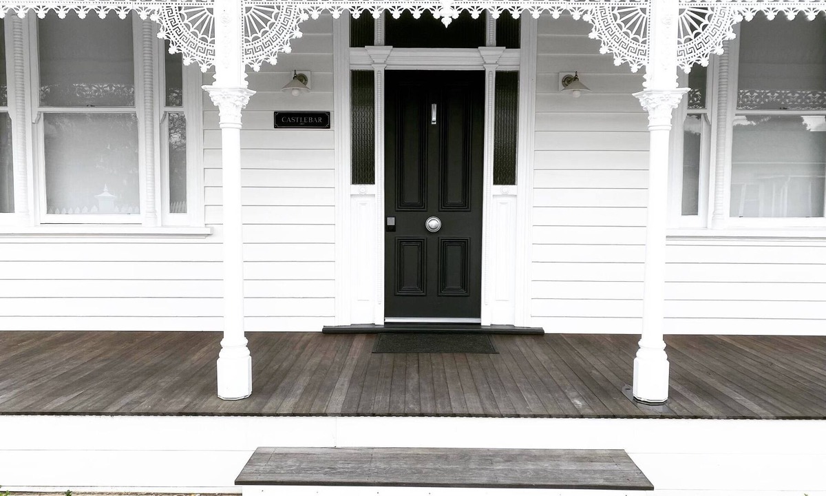 Geelong West House | Castlebar - Superior Boutique Accomodation - Steps to Pakington Street