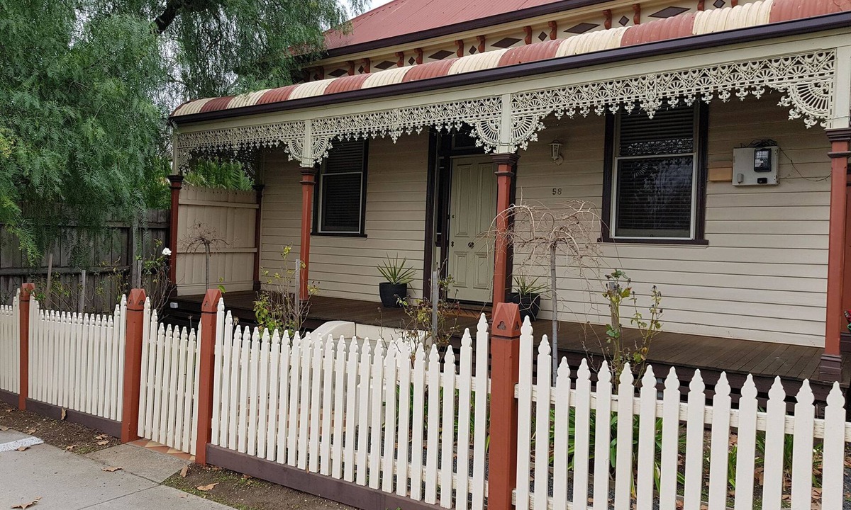 Bendigo House | CBD Myers St, Bendigo (Pet Friendly)