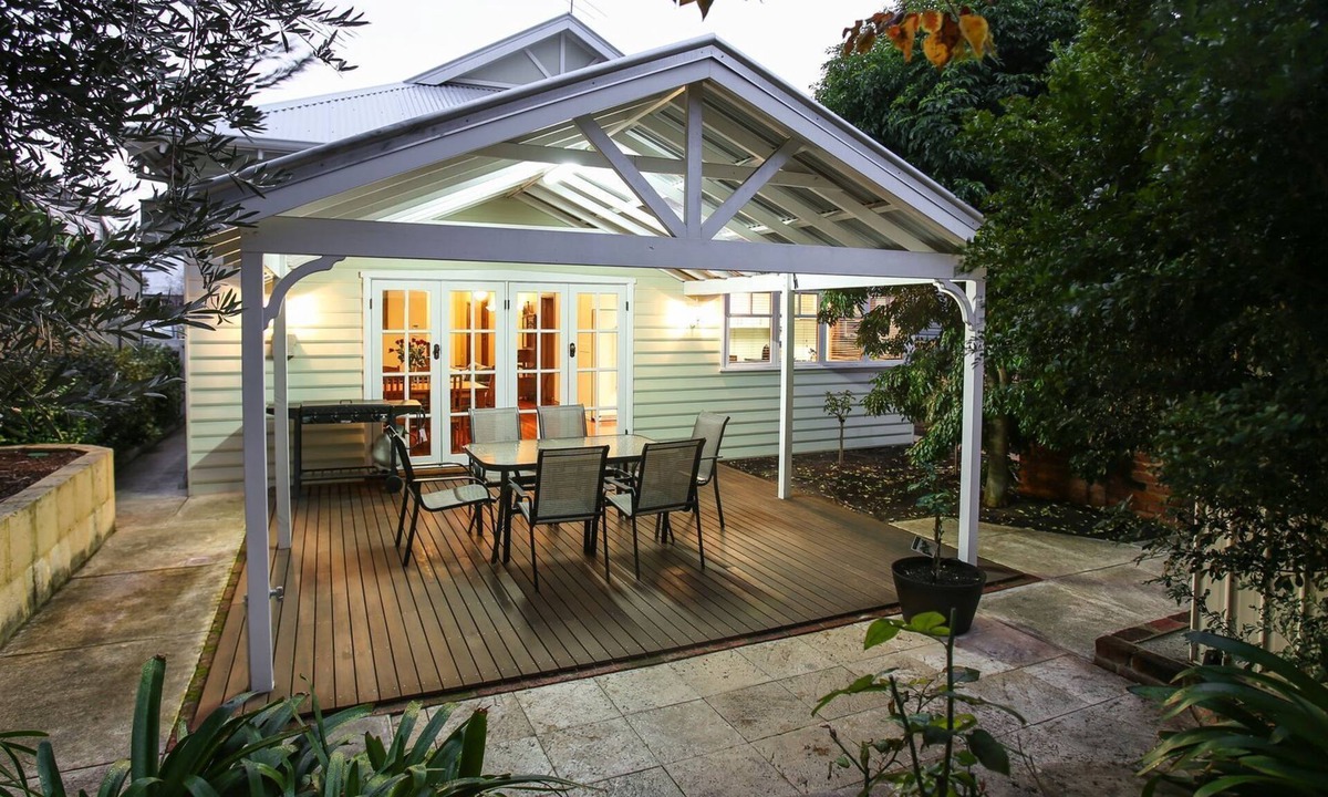 East Victoria Park House | Central Perth Short Stay - suits families and close to cafe strip
