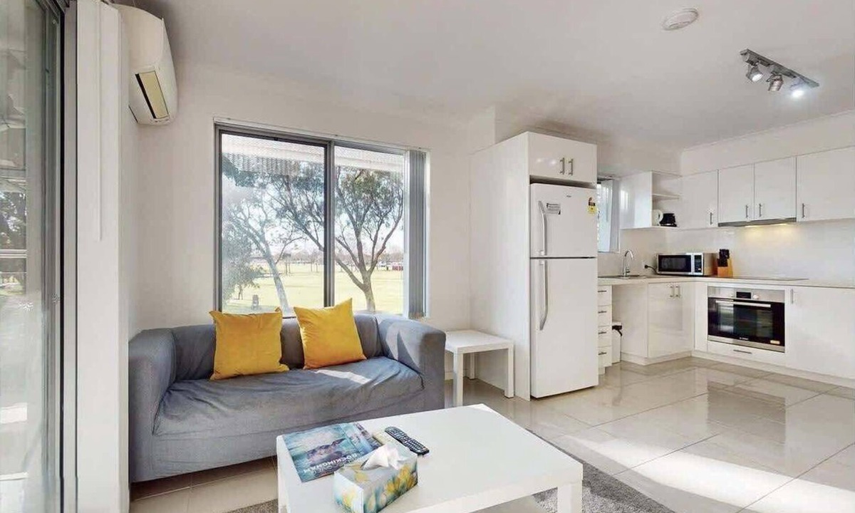 Rockingham Apartment | Central Rockingham Escape 2BR 2BA Parking