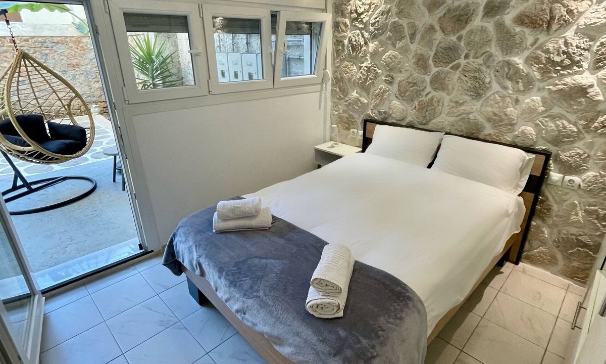 Volos City Centre Apartment | Central Studio Flat with Garden