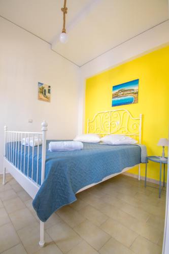 Ialyssos Apartment | CHAMBRE JAUNE
