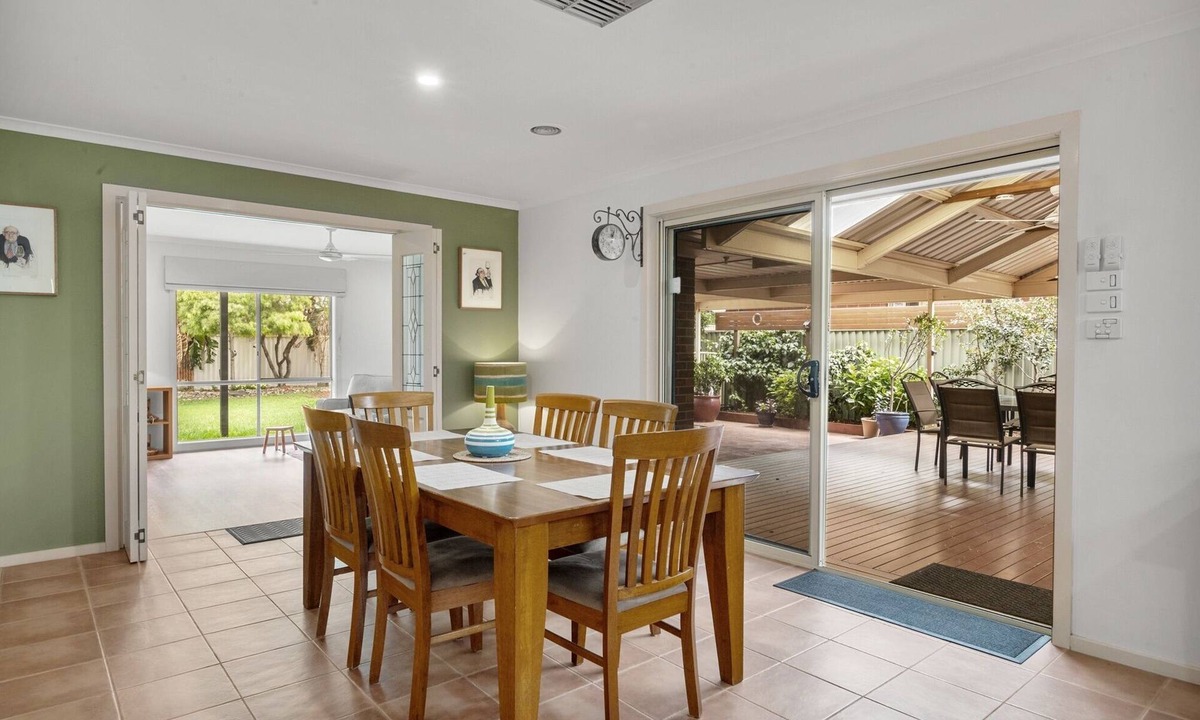 Werribee House | Charming 3-Bed Family Home with Amazing Garden