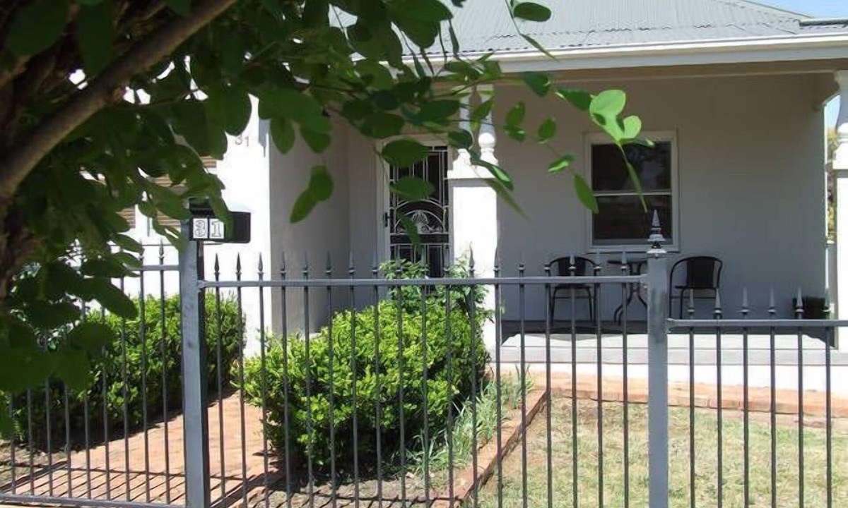 East Tamworth House | Chelmsford Cottage in East, pet friendly wifi sleeps 8