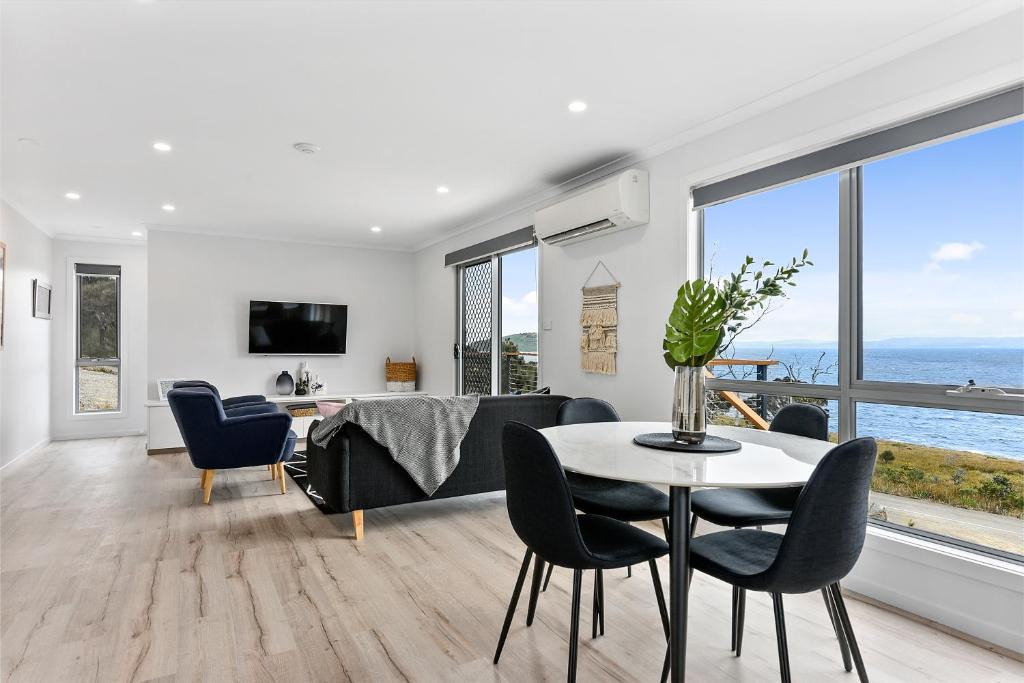 White Beach House | Chill Tasmania