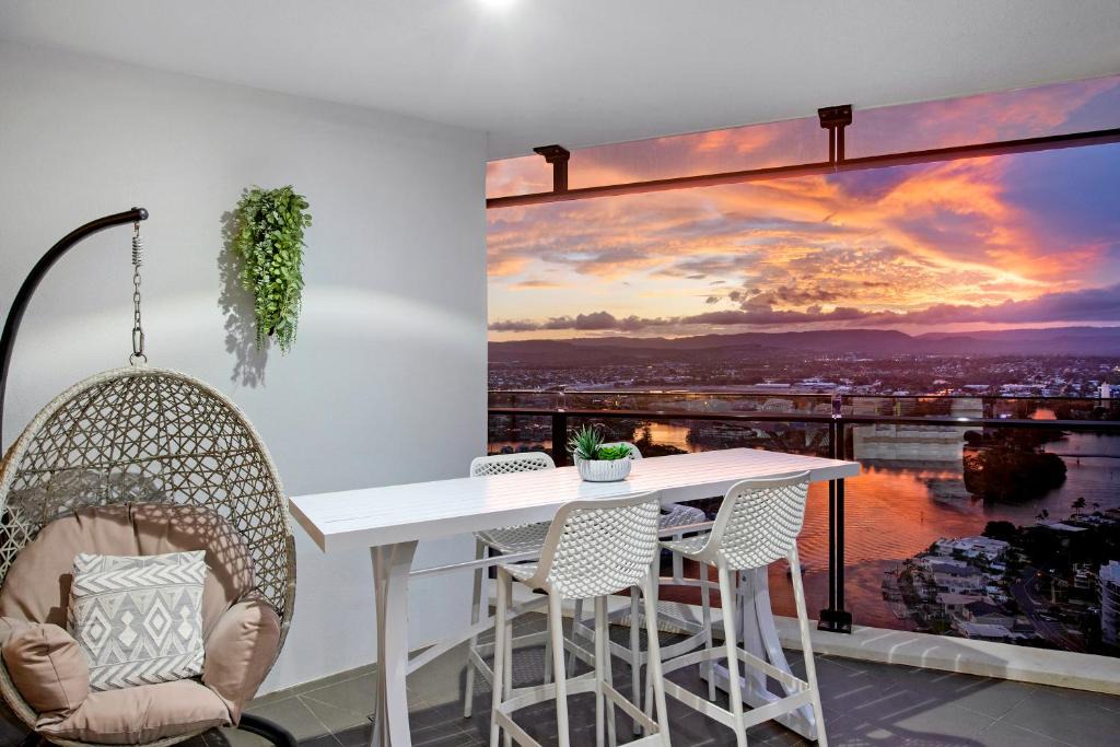 Surfers Paradise Apartment | Circle on Cavill Surfers Paradise- 2 Bedroom Sky Home