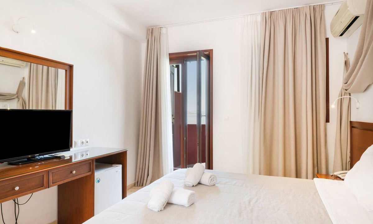 Melissopetra Apartment | Classic Double Room at Hotel Aristotelis with Sea View and Balcony