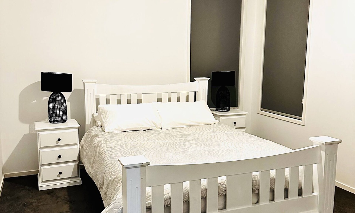 Melbourne Apartment | Clean and airy house in a family friendly neighbourhood. Home office available.