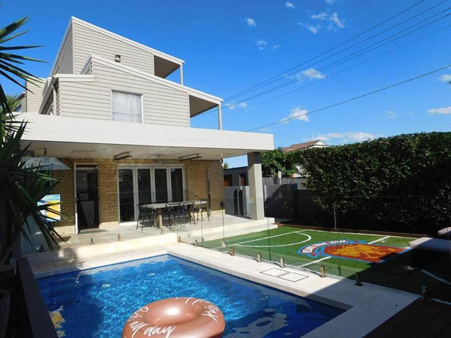 Clovelly House | Clovelly Beach House with Pool