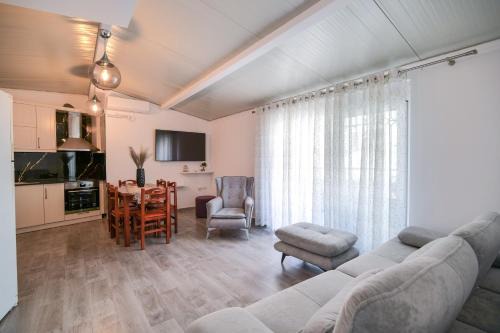 Sarande Apartment | Coastal Dwell