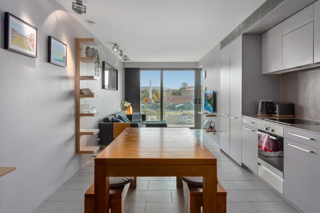 Kingston Apartment | Comfy Unit with Balcony near Foreshore Dining