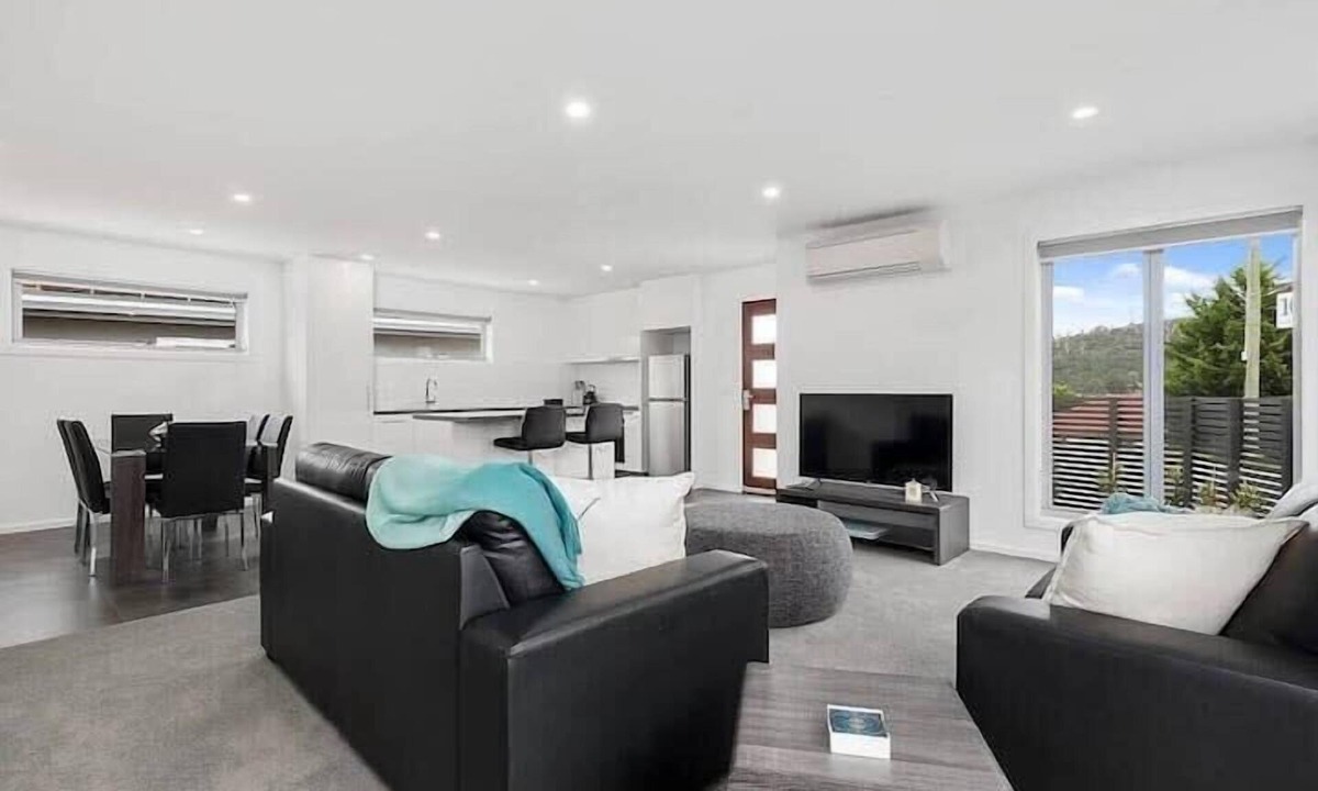 Warrane House | Comfy Villa Near Shops 10min CBD & Airport.