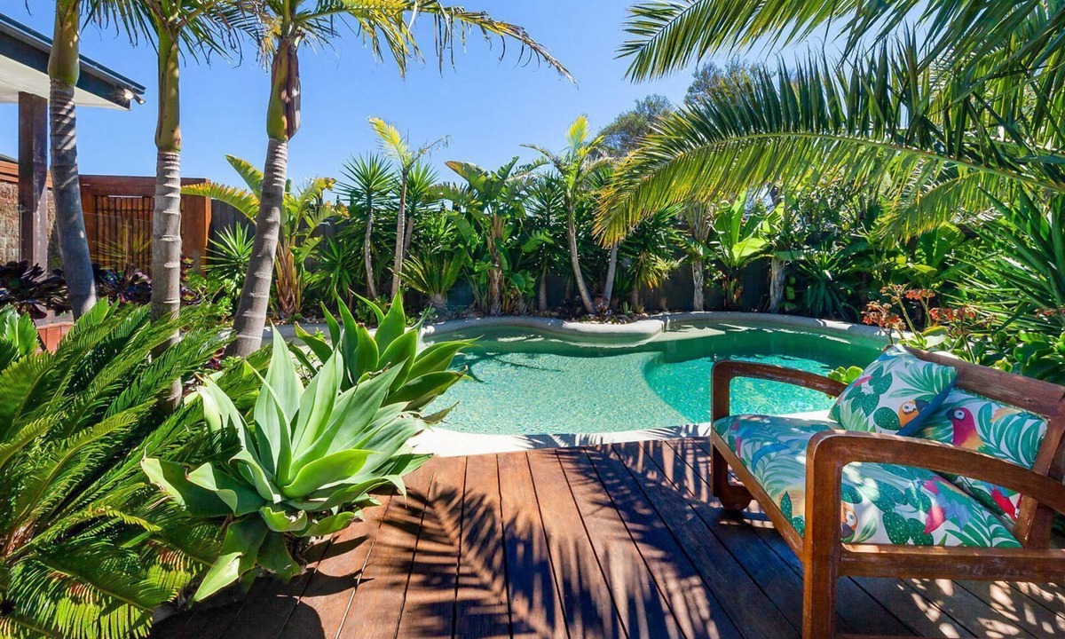 Rye House | Como Palm Retreat - Exotic tropical resort style backyard with pool and spa!