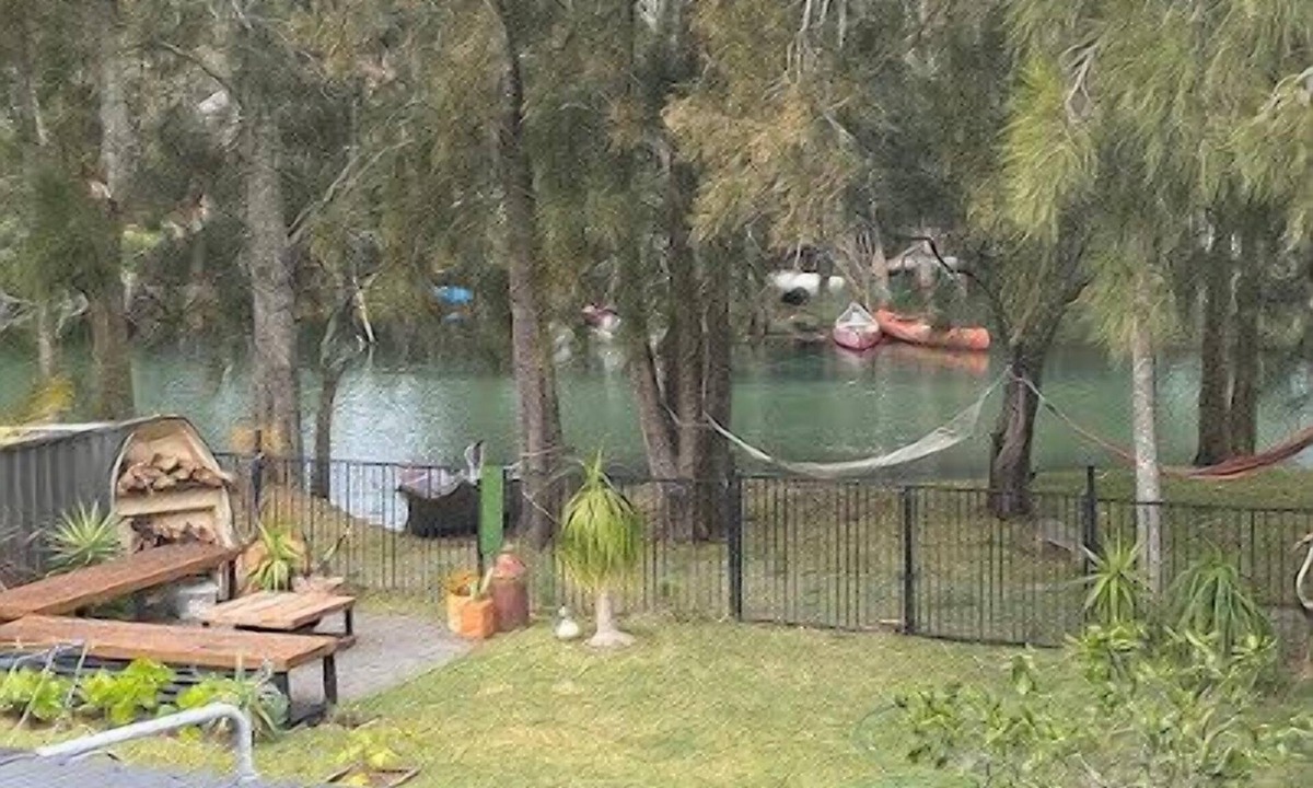 Lake Conjola House | Conjola Inn-Let - with SUP's canoe & bikes for two.