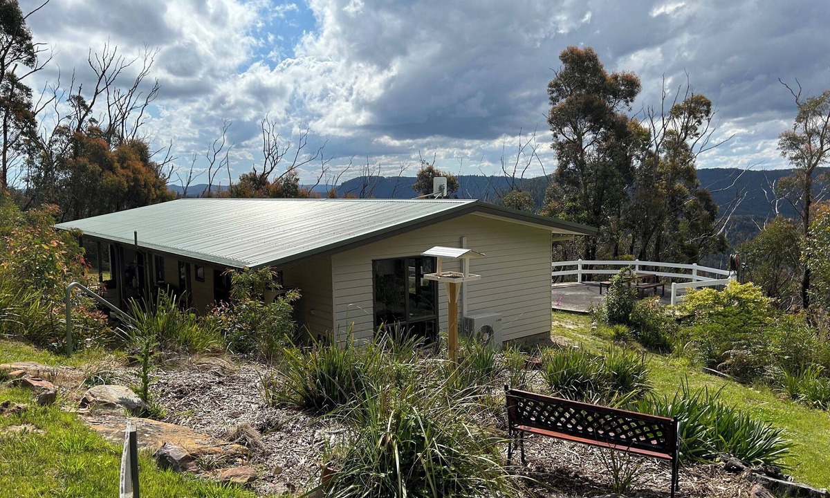 Mount Tomah House | Cosy Mountain Retreat with Stunning Views, Walks & Comfort in Mount Tomah