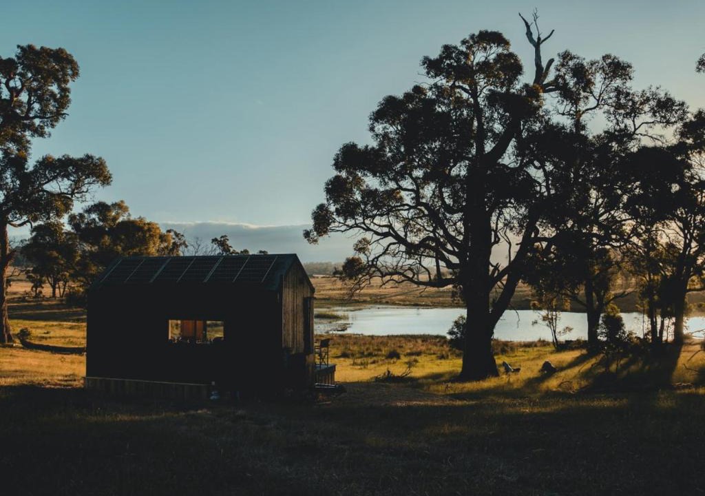 Pipers Creek House | Cosy Off-Grid Cabin with Lake View - Galeb