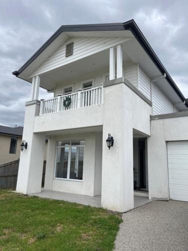 Wollert Bed & Breakfast | Cosy room stay- 25 min to Melbourne Airport and next to Hume Freeway