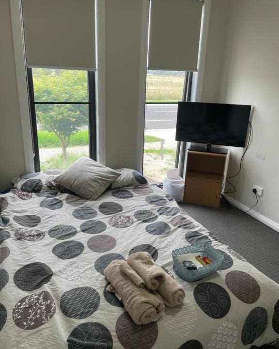 Truganina House | Cosy Room with Lock, TV & Private Toilet