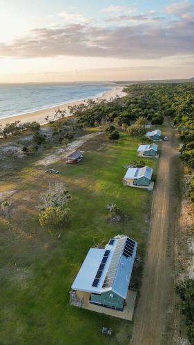 Curtis Island Villa | Cottage 1 Cape Keppel Beach