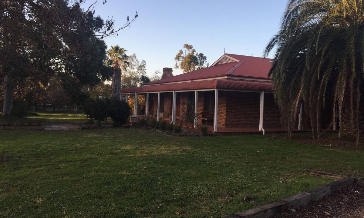 Lake Albert House | Country House - Large Home suitable for travelers, workers and families