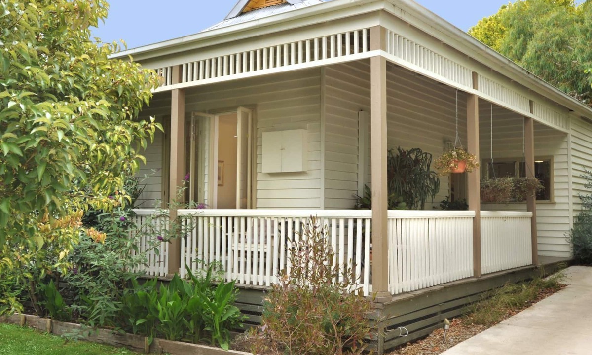 Healesville House | Courtyard Cottage - Vintage Beauty, Walk To Town.