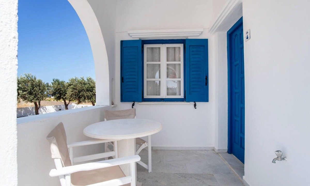 Mikri Vigla Apartment | Cozy Ground Floor Double Apartment with Garden View