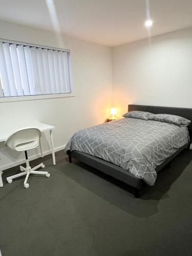 Guildford House | Cozy Queen Room in Modern Home! - OR3