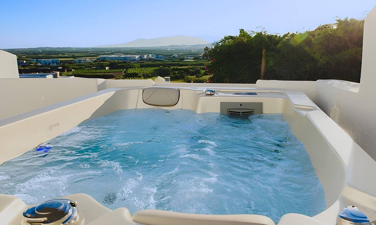 Naxos Town Villa | Cozy villa with private jacuzzi, 5 minutes from Naxos town!