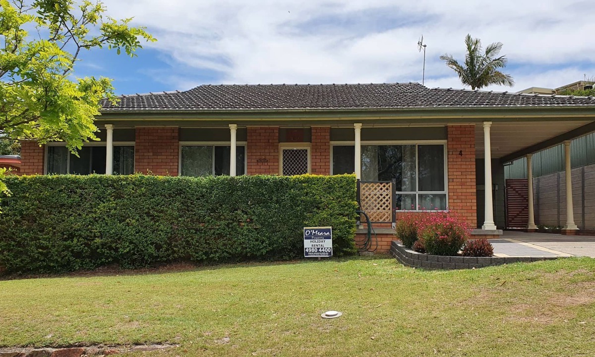 Nelson Bay House | Cuddles Cottage, 4 Christmas Bush Avenue - holiday house near Dutchies