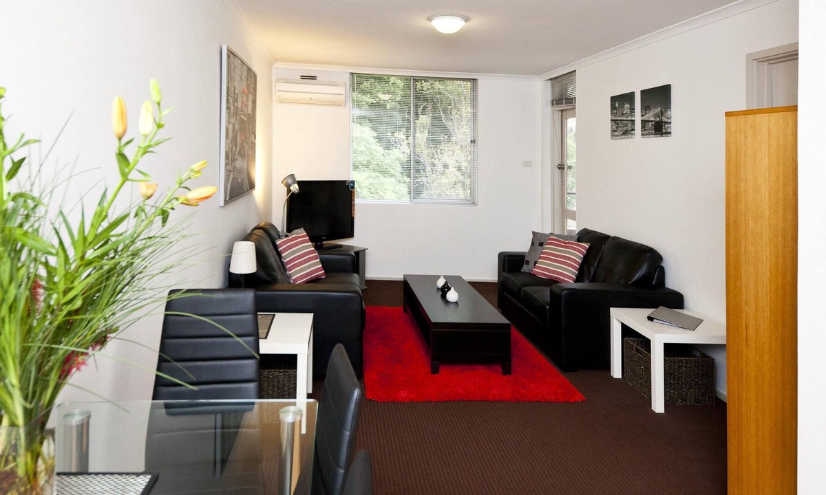 Daglish Apartment | Cute and affordable park side accommodation Queen bed
