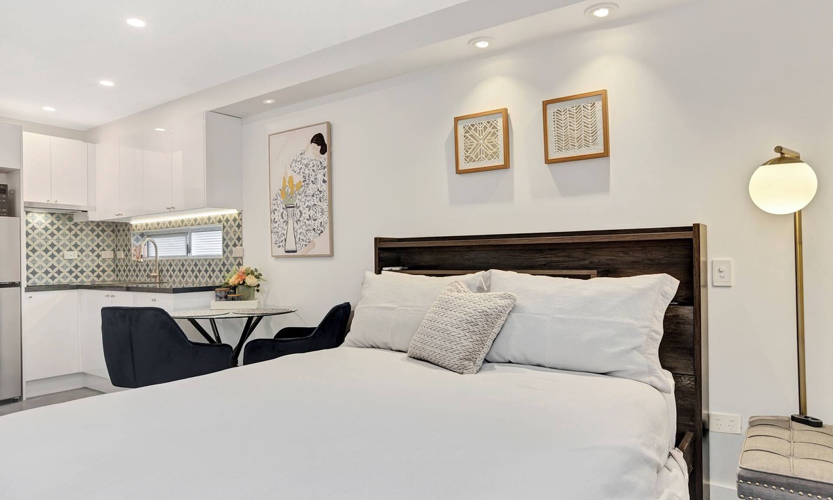 Graceville Apartment | Cute and super comfy fully selfcontained hideaway, pet friendly