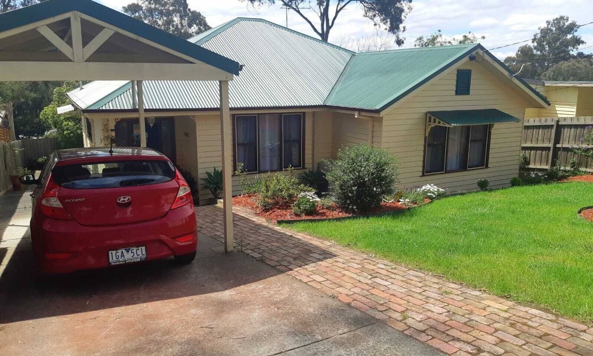 Eltham House | Cute cottage in the suburbs