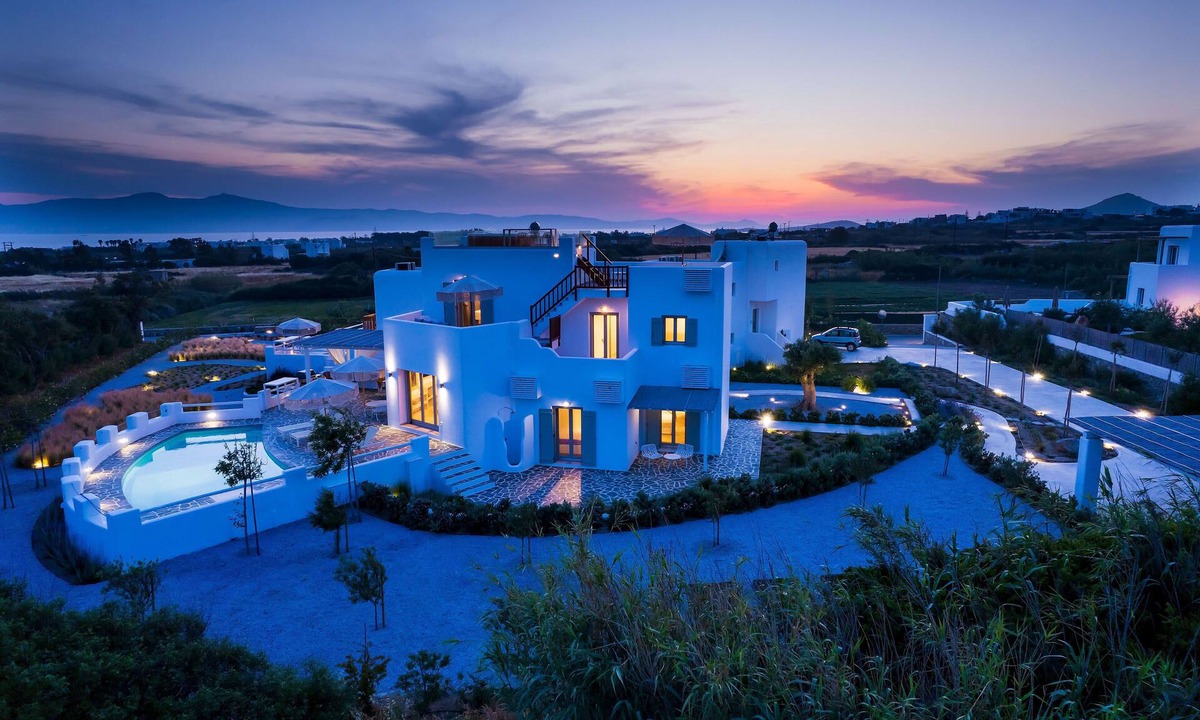 Plaka House | Cycladic inspired luxury villa with private pool and rooftop hottub in Plaka