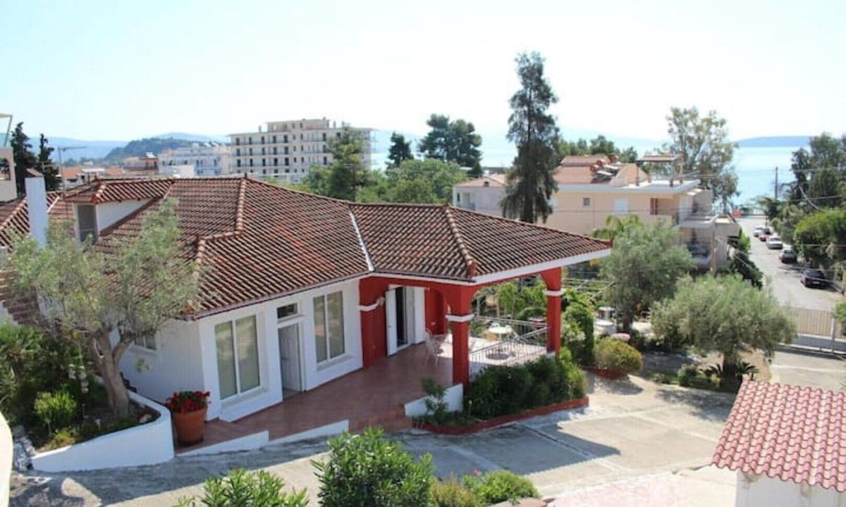 Tolo House | Daphne house