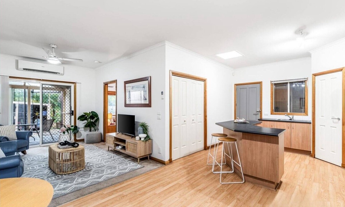 Berwick Apartment | Dave and Jayne's Retreat - luxury king bed self-contained apartment.